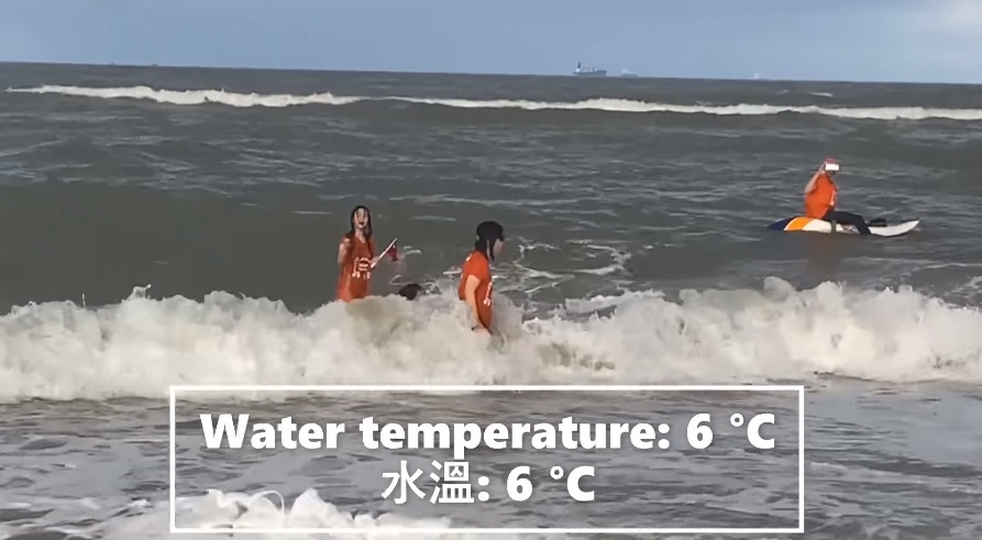 ▲我國駐荷代表陳欣新兌現承諾，拿著國旗頂著寒冷，大喊「台灣有你真好!」直接衝入北海，以感謝駐荷臉書粉絲團突破萬人。(圖／翻攝自駐荷蘭代表處臉書粉絲團)