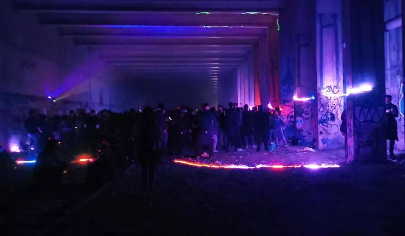 ▲位於法國西北部的布列塔尼大區(Brittany)，跨年夜當晚傳出有超過2500人違反防疫規定，群聚在貨倉內開派對，甚至還與到場的警察發生肢體衝突。（圖／翻攝自法廣）