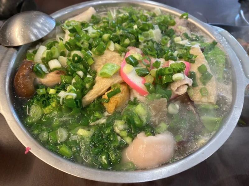 ▲整鍋火鍋除了滿滿的火鍋料之外,最上層直接被大量的蔥花覆蓋。(圖/翻攝自《Dcard》)