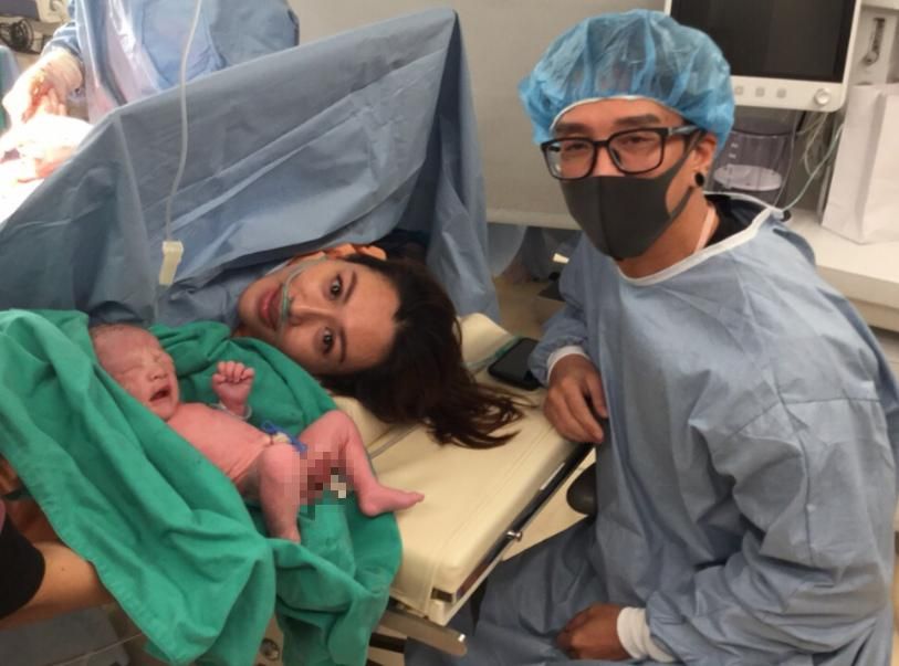 ▲黃莉（中）在元旦當天產下二寶小布丁。（圖／黃莉提供）