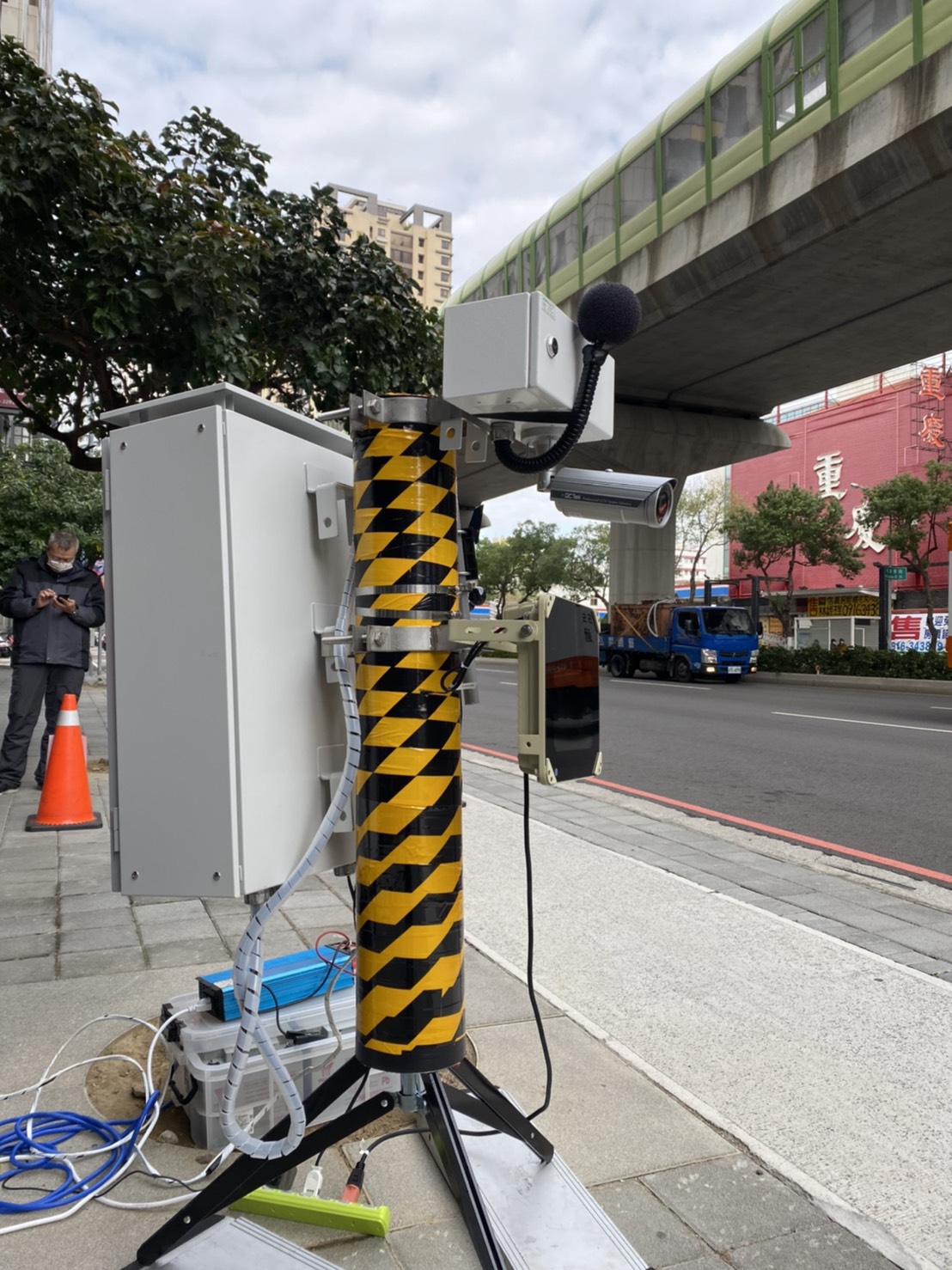 ▲台中市政府環保局在文心路段噪音陳情熱點架設聲音照相設備(圖／環保局提供2021.1.2)