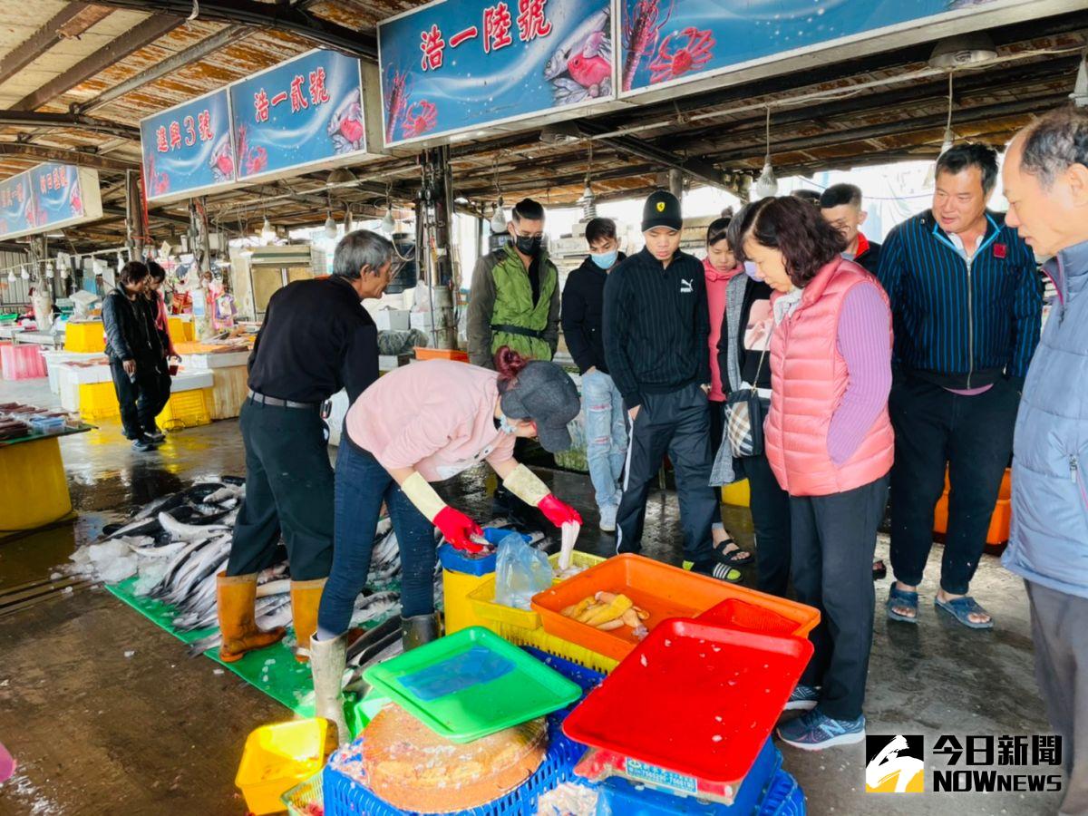 ▲線西塭仔漁港往年烏魚季都會有大量現撈烏魚交易，線西鄉漁民黃超群捕獲上千尾烏魚，塭仔港港區內湧入搶購潮，交易相當熱絡，漁民笑開懷。（圖／記者陳雅芳攝，2021.01.02）