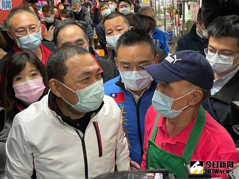 ▲新北市長侯友宜今(2)日前往泰山公有零售市場,視察攤商豬肉產地標示的情形。(圖/記者陳志仁攝,2021.01.02)