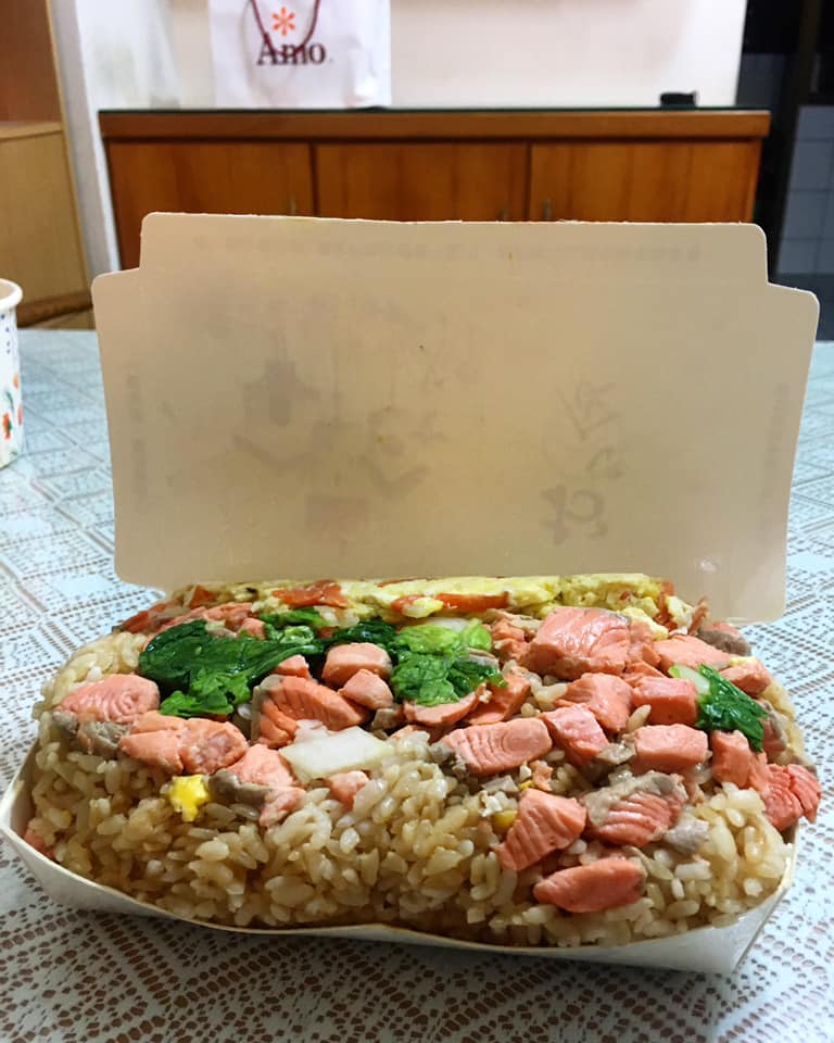 ▲只見一個普通的餐盒被塞滿「鮭魚炒飯」,鮮紅的肉塊配上金黃的烘蛋以及綠色的時蔬,真讓人胃口大開。(圖/翻攝自臉書社團《老百姓日常三餐交流會》)
