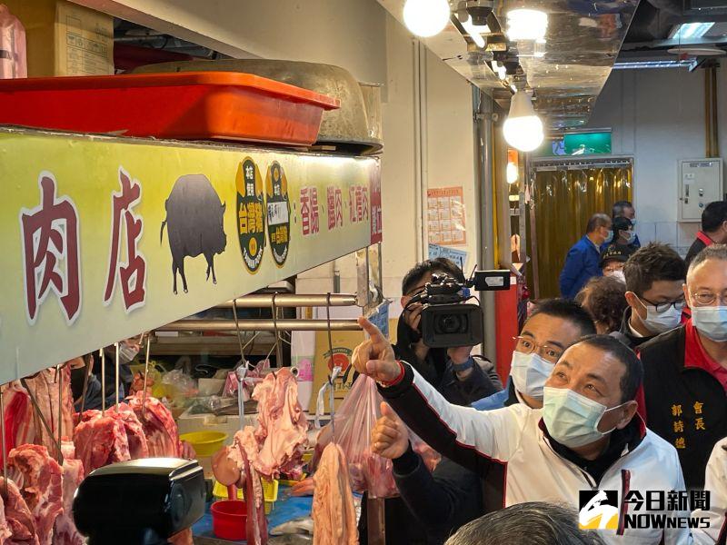 ▲新北市長侯友宜指出,泰山公有市場的66家攤商已全部標示完畢,甚至把外國進口商也標示出來。(圖/記者陳志仁攝,2021.01.02)
