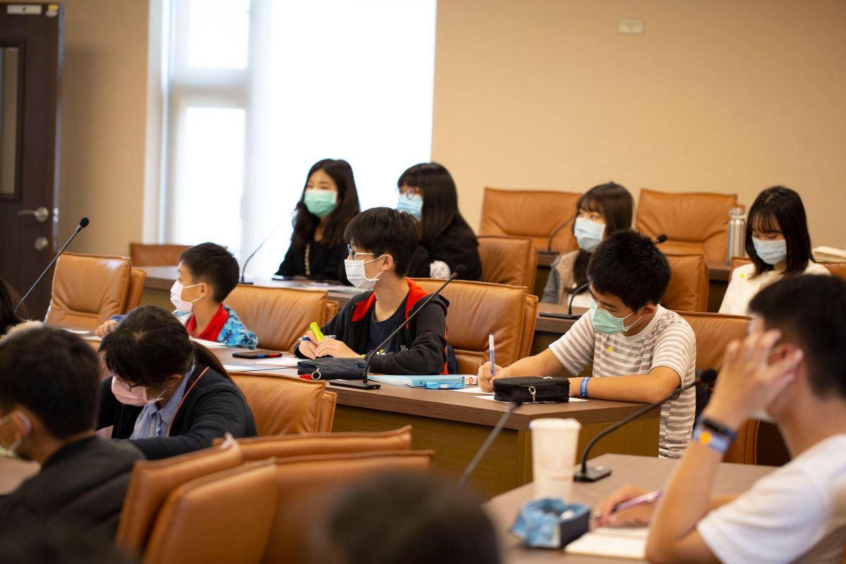 ▲因應疫情，今年中研院院區開放活動首度縮小規模，但這場演講仍吸引許多國、高中生到場參加，不只專心筆記，也相當積極提問、回饋，反應熱烈。（圖│研之有物）