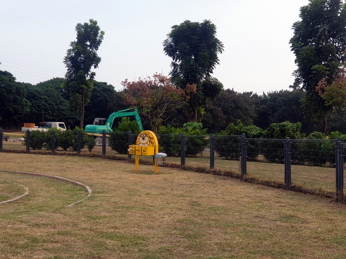 ▲屏東縣政府再投入約330萬元經費擴充0.5公頃，在河濱寵物公園增設寵物公園，吸引高屏地區鄰近寵物飼主使用，原0.2公頃的空間反略顯擁擠，以滿足主人及毛孩子自由奔跑的心願。（圖／屏東縣動物防疫所提供, 2021.01.02）