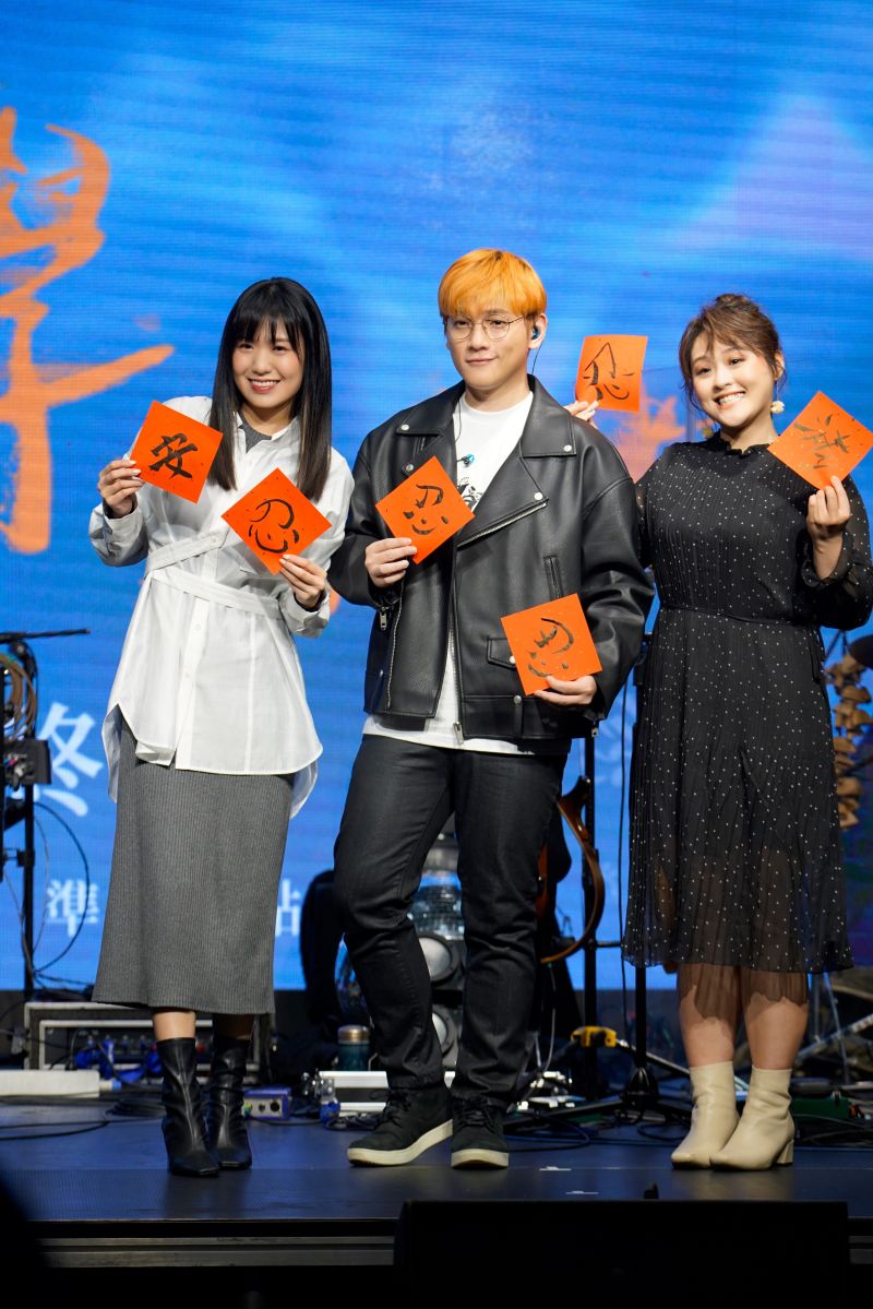 ▲邱振哲(中)的演唱會邀來好友孫盛希(左)、許莉潔擔任嘉賓。(圖/益極娛樂