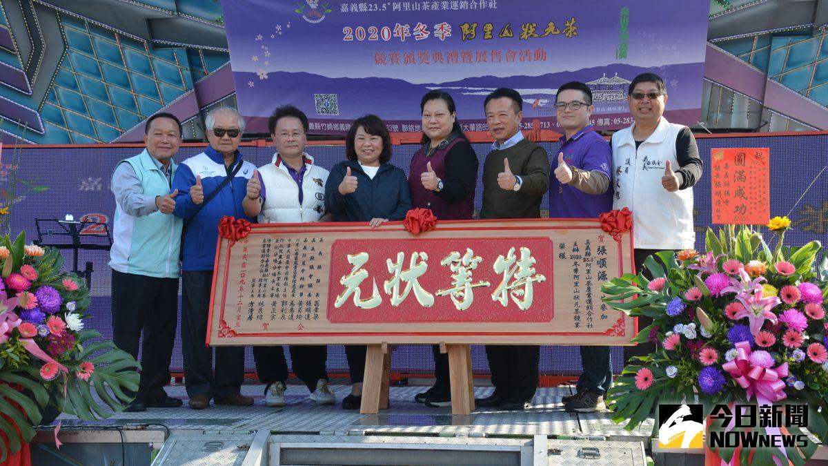 ▲翁章梁縣長、黃敏惠市長共同頒發特等狀元。（圖／記者郭政隆攝影2021.1.2）