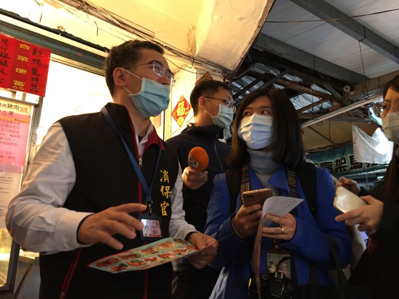 ▲新北市消費者保護官室主任王治宇今日下午前往位於板橋區的燒臘便當店行政調查,發現業者並無刻意哄抬、壟斷或趁火打劫的情形。(圖/記者陳志仁攝,2021.01.02)