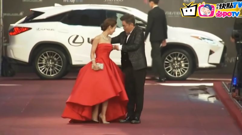 ▲憲哥出手幫Sandy喬禮服,意外讓兩派網友吵翻。(圖/快點TV