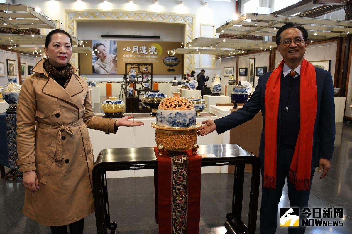 ▲彰化市公所在藝術館展出「心月造境~卓麗秋（心月）山水青花瓷個展」，創作了件件山水青花瓷的傲世作品。（圖／記者陳雅芳攝，2021.01.02）