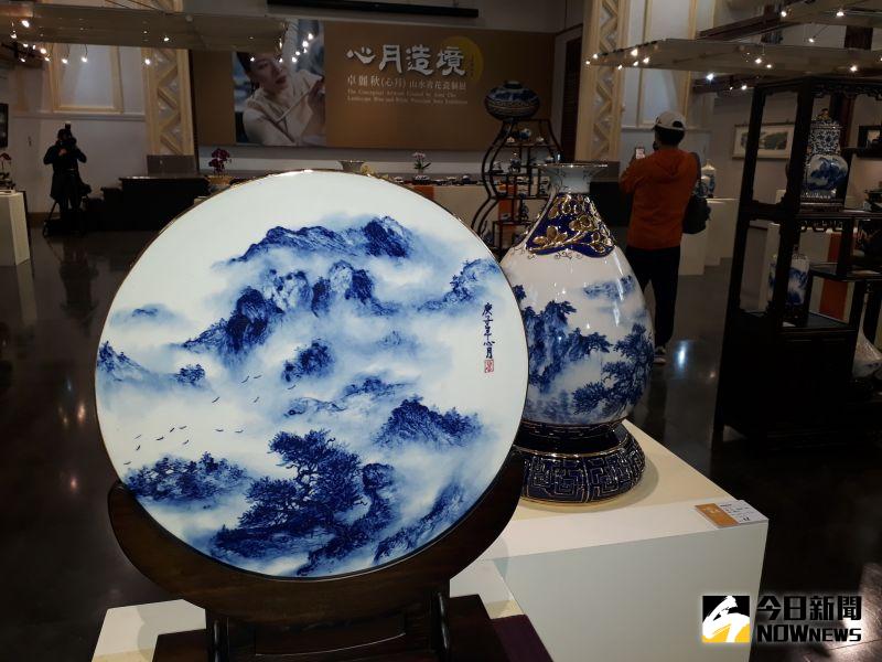 ▲彰化市公所即起在藝術館推出「彰化300系列展」,在藝術館舉辦「心月造境~卓麗秋(心月)山水青花瓷個展」。(圖/記者陳雅芳攝,2021.01.02)
