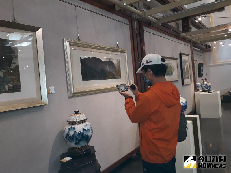 ▲心月造境~卓麗秋山水青花瓷個展,自1月2日起至1月31日止,在藝術館展出。(圖/記者陳雅芳攝,2021.01.02)
