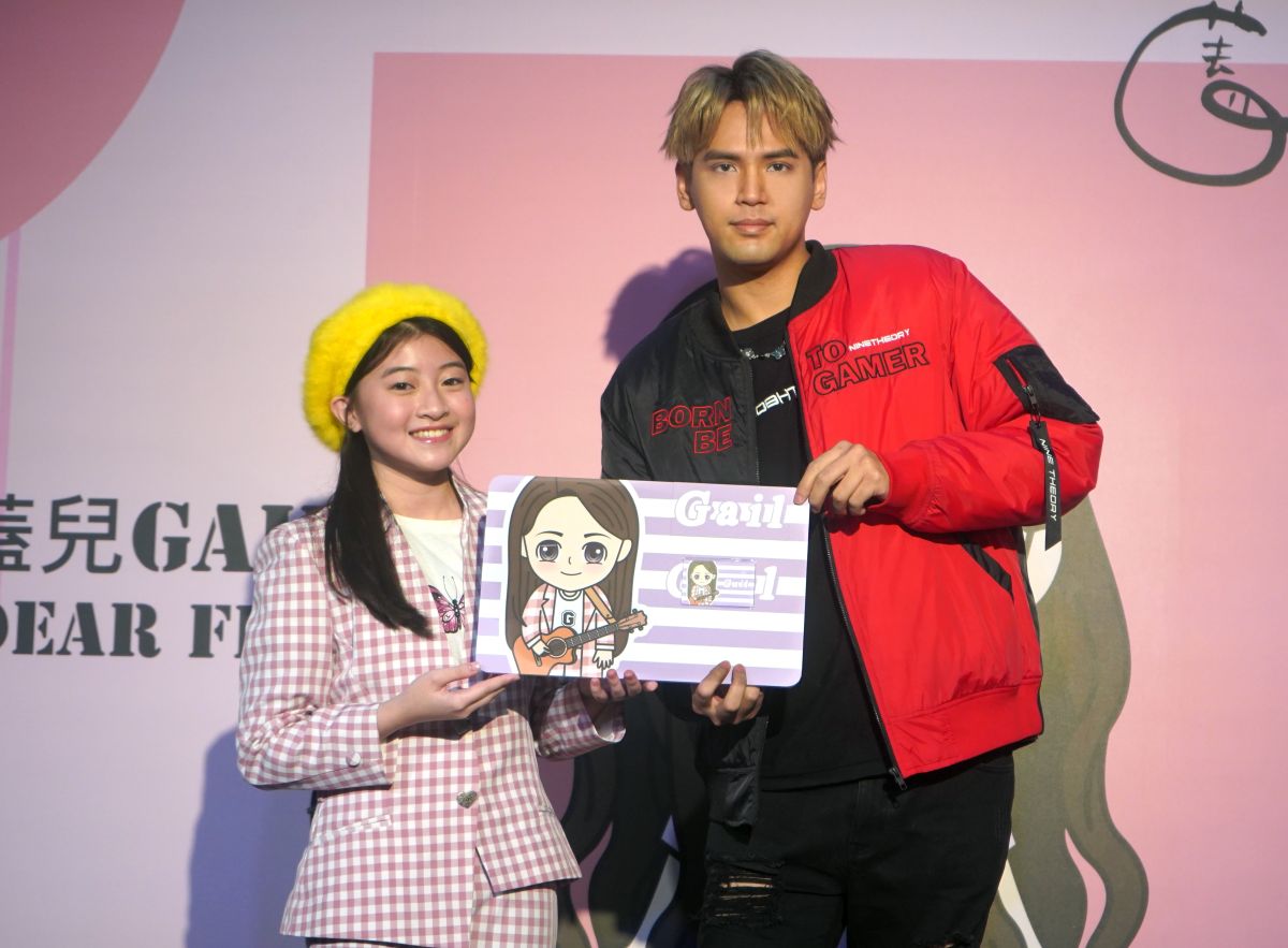 ▲蓋兒（左）與師兄陳零九合唱，陳零九表示自己都能生對方了。（圖／滾石唱片提供）