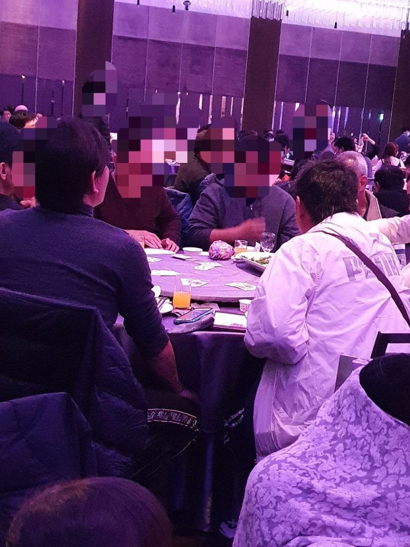 ▲原PO看到整桌賓客在等待時間「手癢」開始打牌。(圖/翻攝爆廢公社二館臉書)