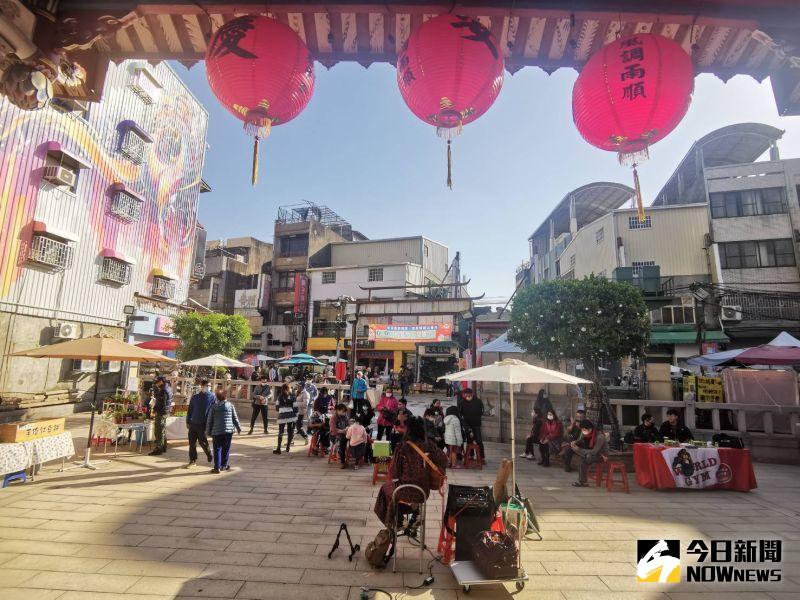 ▲商圈內服飾鞋包百貨等各店家也配合推出商品特價花車,每日下午6時30分在慶安宮前推出聯合限量搶拍活動。(圖/彰化縣政府提供)
