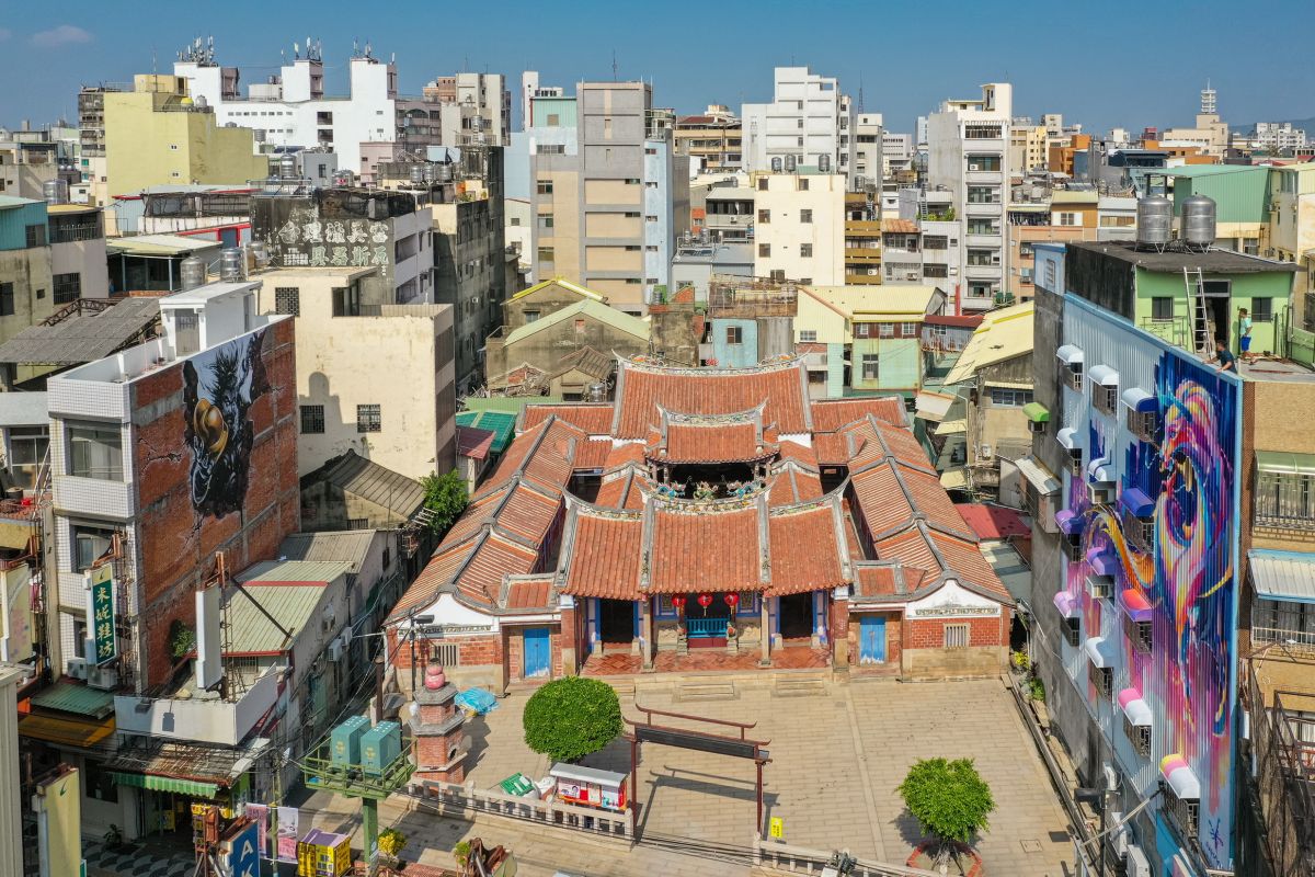 ▲為重振彰化市永樂商圈昔日風華，彰化縣政府除邀請知名藝術家KYO與LEHO在慶安宮繪製神獸與神將，成為打卡熱點。（圖／彰化縣政府提供）