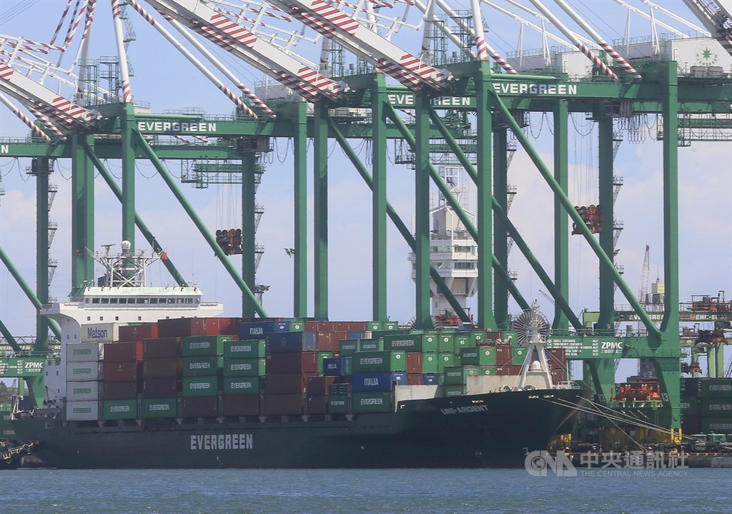 ▲中華信評指出貨櫃航運業與航空公司的評等展望出現分歧，即便飆升的運價費率支撐獲利，但待塞港情況改善，未來3-5年供給過剩的風險也會相對提高。(圖／台灣港務公司提供)