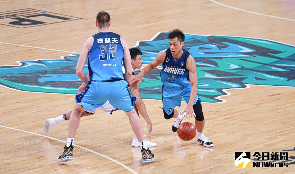 ▲桃園領航猿VS.臺北富邦勇士比賽中，富邦勇士林志傑切入突破。（圖／記者葉政勳攝 , 2021.01.02）