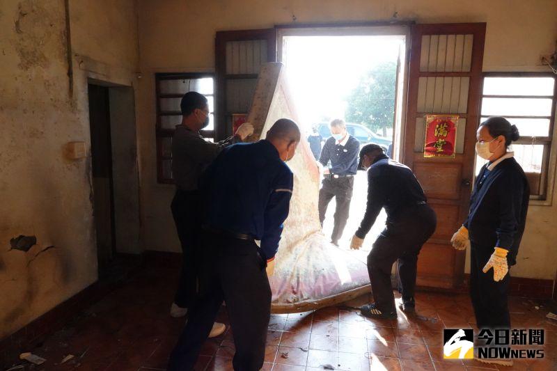 ▲慈濟志工劉桂梅說,後續,還會有屋頂整修、廚房修建、室內隔間等等。(圖/記者陳雅芳攝,2021.01.02)