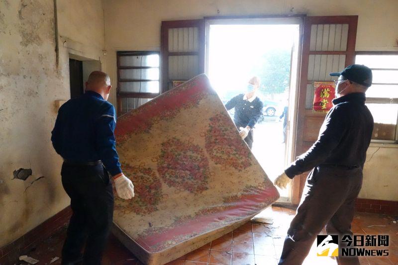 ▲整理過程中,慈濟志工發現家居住房屋老舊,老鼠、蟑螂隨處可見。(圖/記者陳雅芳攝,2021.01.02)