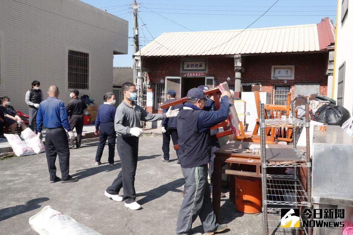 ▲慈濟志工為彭利霞的房屋即將進行修繕前，進行期前的舊物搬遷整理及拆除工，志工投入社區關懷的身影，更照見社區有愛最讓人感動的暖流。（圖／記者陳雅芳攝，2021.01.02）