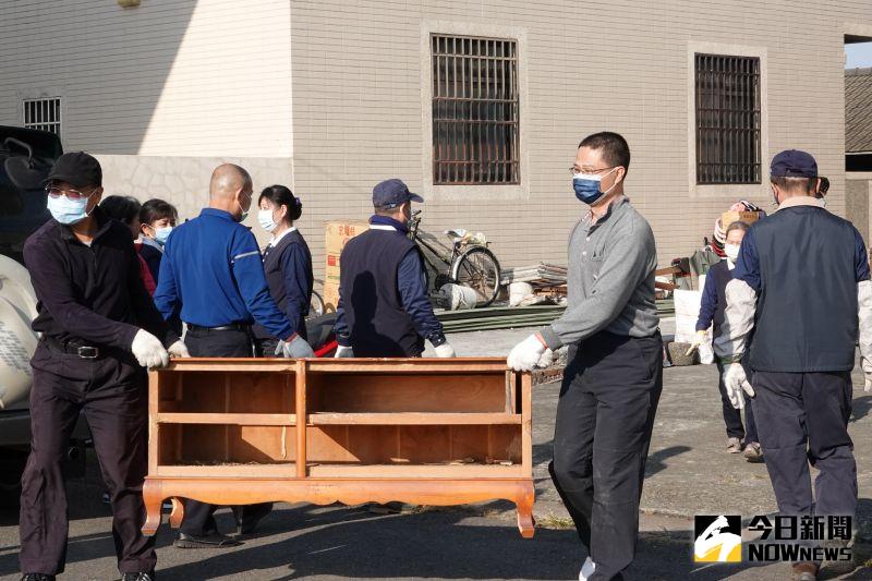 ▲16位彰化地區慈濟志工為彭利霞的房屋即將進行修繕前,進行期前的舊物搬遷整理及拆除工作。(圖/記者陳雅芳攝,2021.01.02)