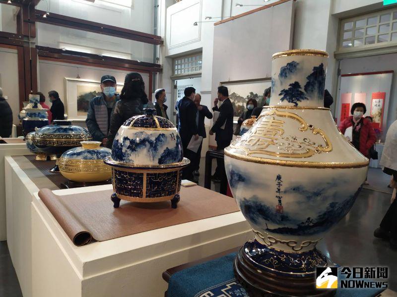 ▲心月造境卓麗秋(心月)山水青花瓷個展吸引眾人參觀。(圖/記者葉靜美攝,2021.01.02)