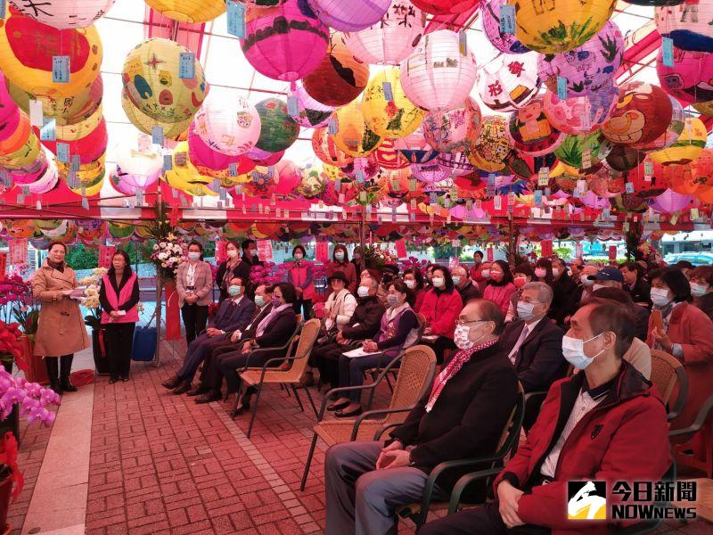 ▲心月造境卓麗秋(心月)山水青花瓷個展開幕典禮參與人數眾多。(圖/記者葉靜美攝,2021.01.02)