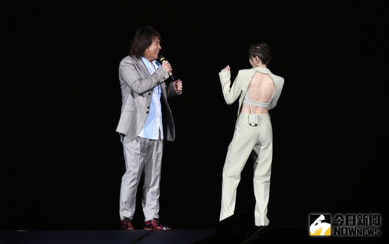▲伍佰擔任王心凌演唱會嘉賓。(圖/記者林調遜攝,