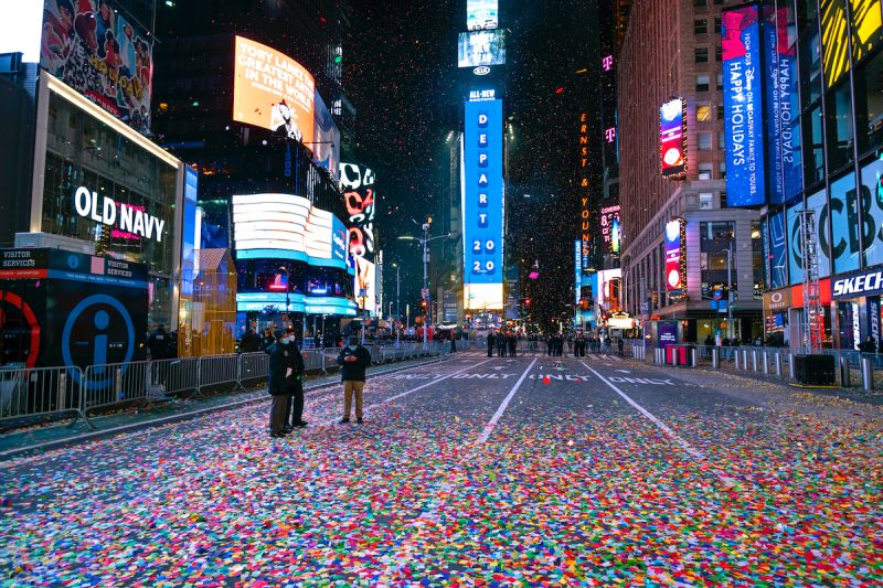 ▲2020年紐約時代廣場跨年活動依舊噴灑大量彩紙，但是受到疫情影響，街上人潮十分冷清。（圖／美聯社／達志影像）