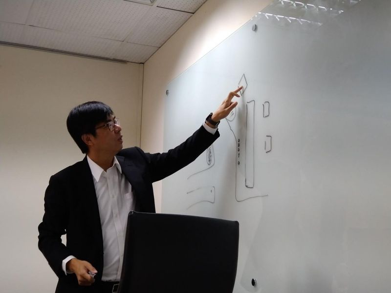 ▲史哲表示跨百光年的原始構想來自於去年九月底的某個八點晨會,市長陳其邁手繪的愛河灣,並講述如何點亮高雄港。(圖/翻攝自史哲臉書)