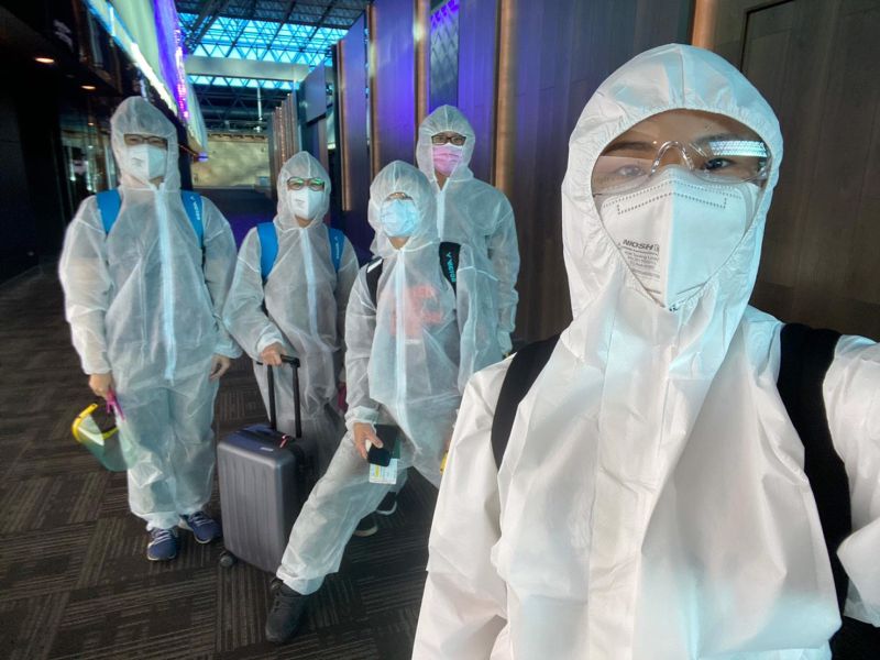 ▲我國世界球后戴資穎今(3)早搭機前往泰國,團隊全副武裝準備搭機。(圖/讀者提供)