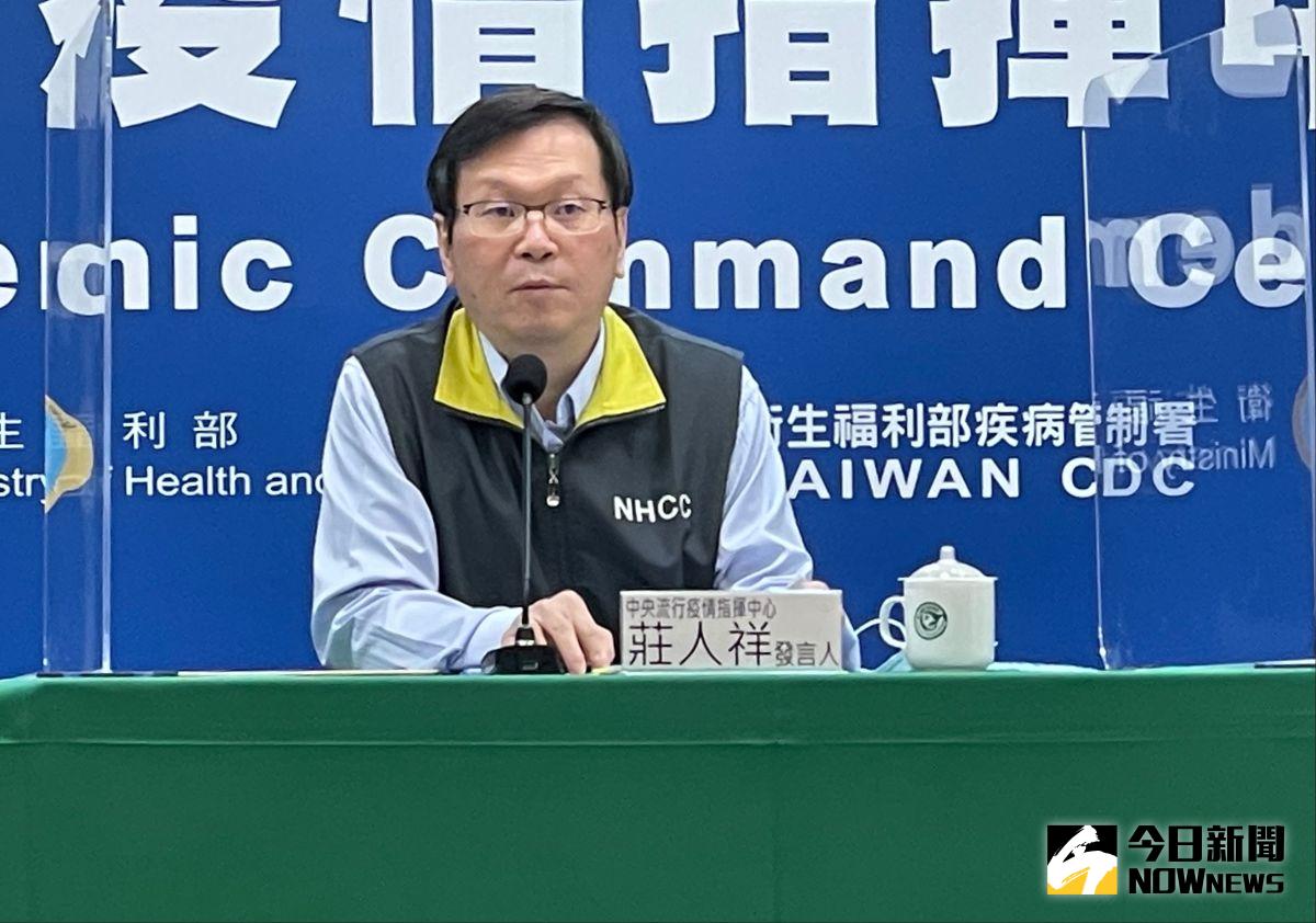 ▲中央流行疫情指揮中心發言人莊人祥今（18）日召開臨時記者會，針對疫苗相關問題進行說明。（圖／記者顏真真攝）