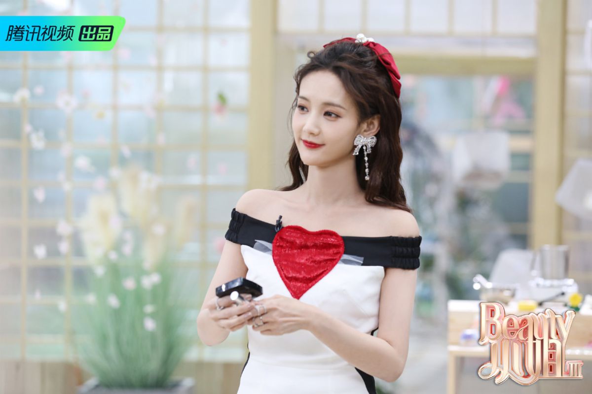 ▲李一桐爆料有導演看到演員長痘痘會罰款。（圖／《Beauty小姐》微博）