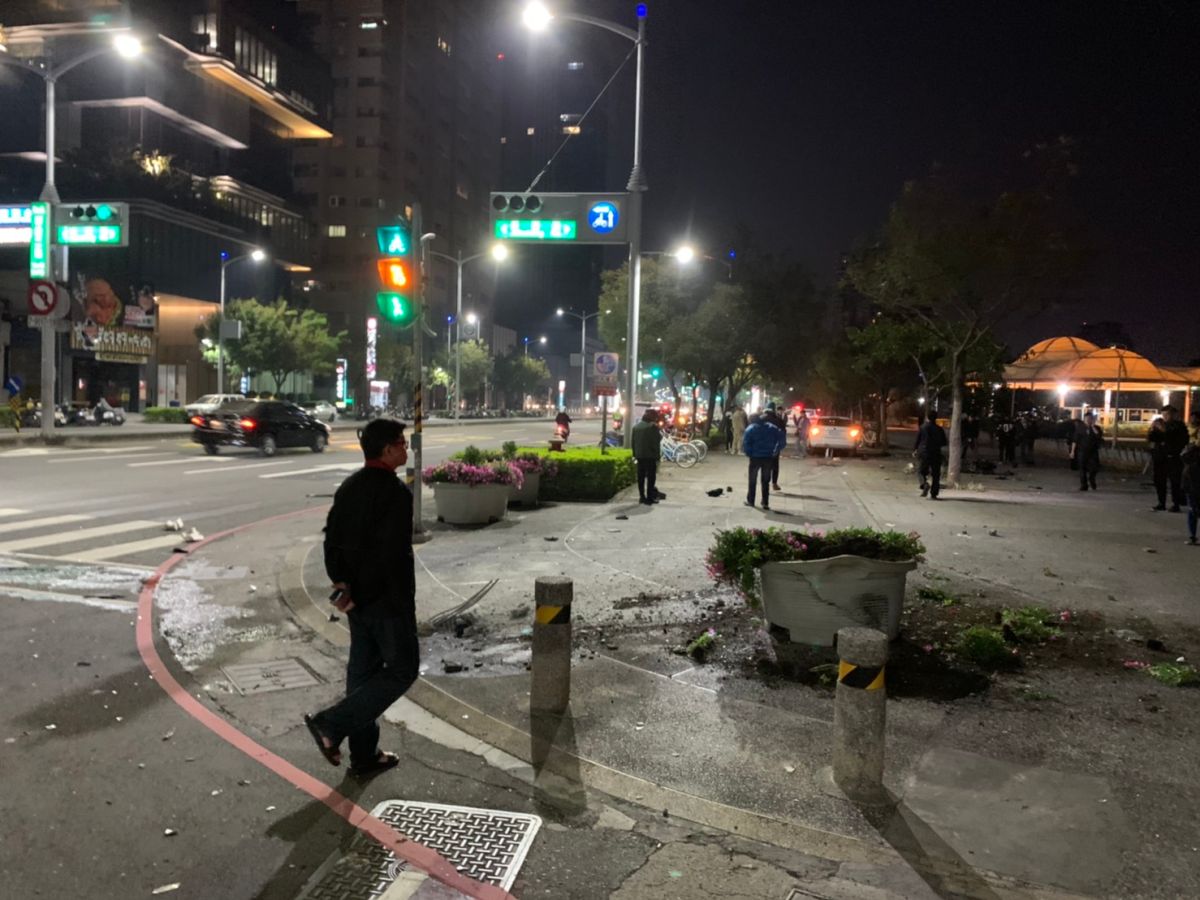 ▲高雄市博愛、至聖路口今天凌晨發生兩車擦撞波及路人意外事故導致2少年無辜挨撞。(圖／記者郭凱杰翻攝)