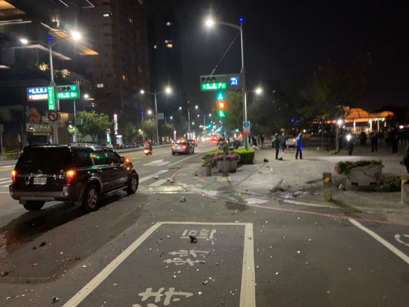 ▲高雄鼓山區博愛二路、至聖路口發生兩車擦撞,警方初步懷疑是轉彎車未禮讓直行車,不過確切肇事原因,待行車事故鑑定。(圖/記者郭凱杰翻攝)