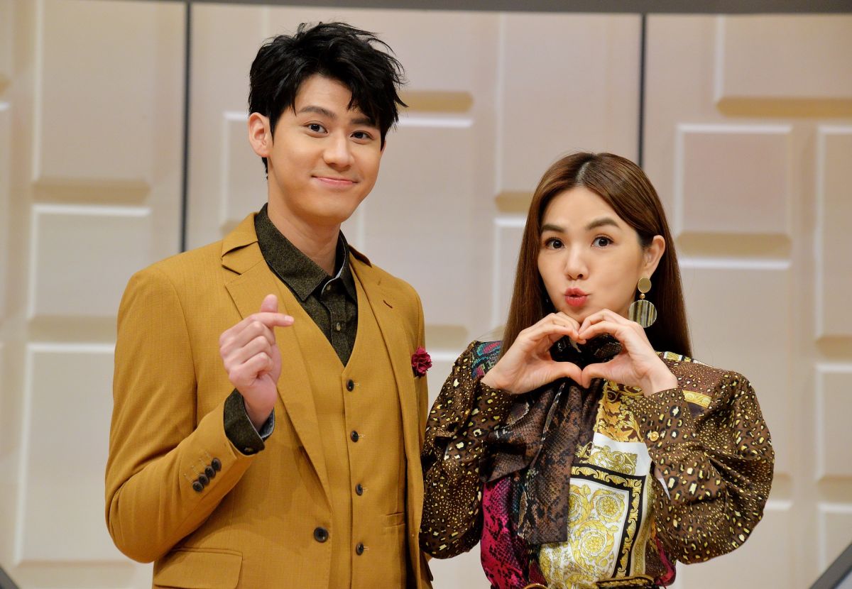 ▲李玉璽（左）、Ella孝親紅包超大包。（圖／衛視提供）