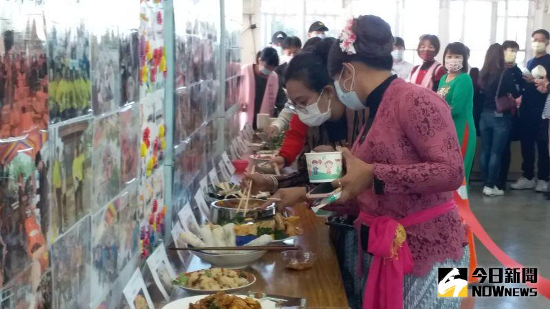 ▲卦山神廚賽現場擺出各國美食料理,宛如異國嘉年華會,一解思鄉之情。(圖/記者陳雅芳攝,2021.01.03)