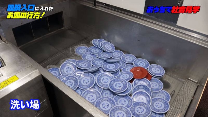 ▲壽司盤回收洞口打開後,裡面其實是一條水道,盤子丟下去後,會隨著水流到廚房的洗碗槽內。(圖/翻攝178イナバニュース【くら寿司公式】YouTube)