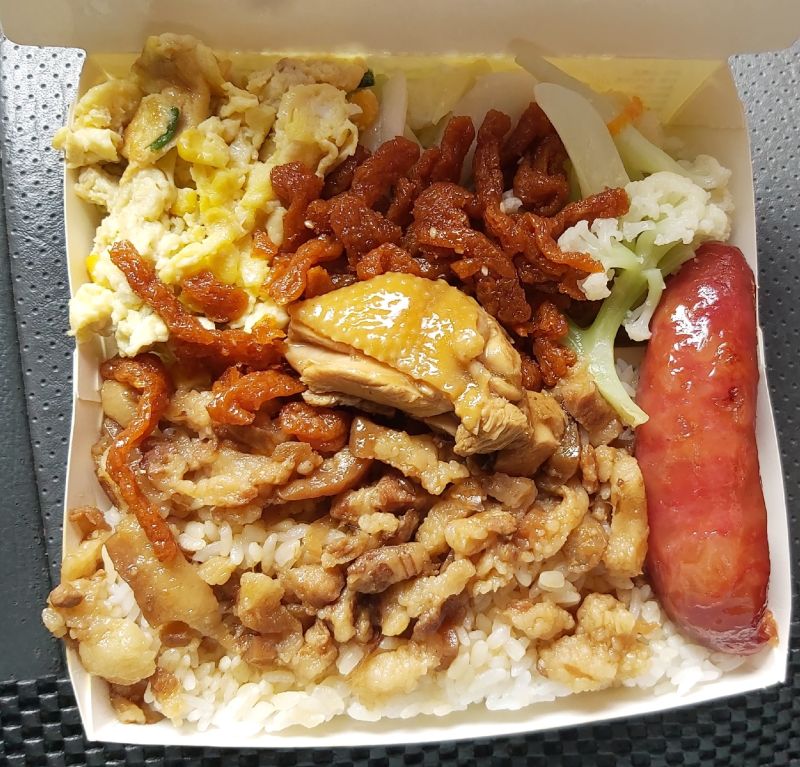 ▲原PO認為,老闆可能是不想找錢,才直接幫他湊成整數。(圖/翻攝自《爆怨公社》)