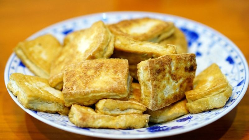 別直接下鍋！煎豆腐有撇步　學會「3招」：保證外酥內軟
