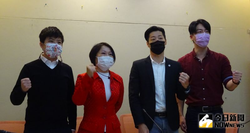 ▲無黨籍立委林昶佐(右二)、台北市議員苗博雅(左一)、民進黨立委劉世芳(左二)、2046成員吳崢(右一),再度舉辦記者會,力挺高雄市議員黃捷。(塗/記者呂炯昌攝.2021.01.04)
