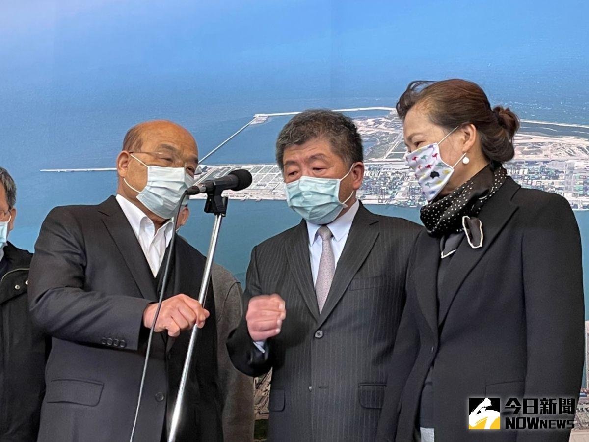 ▲面對「電子圍籬2.0」(天網)的爭議，行政院長蘇貞昌貼心、順勢將麥克風移動給陳時中回應；陳時中表示，相關的個人資訊在蒐集後28天就銷毀。（圖／記者陳志仁攝，2021.01.04）