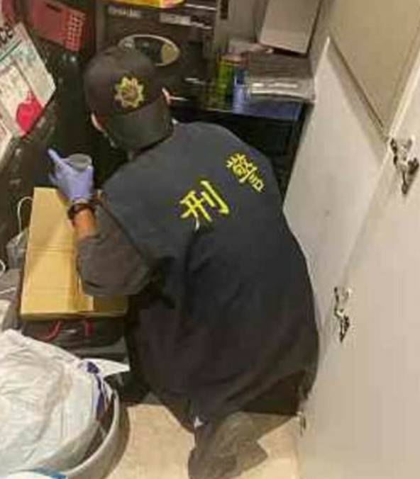 ▲鼓山警分局當天即已受理受害人報案,鑑識人員進行採證。(圖/記者郭凱杰翻攝)