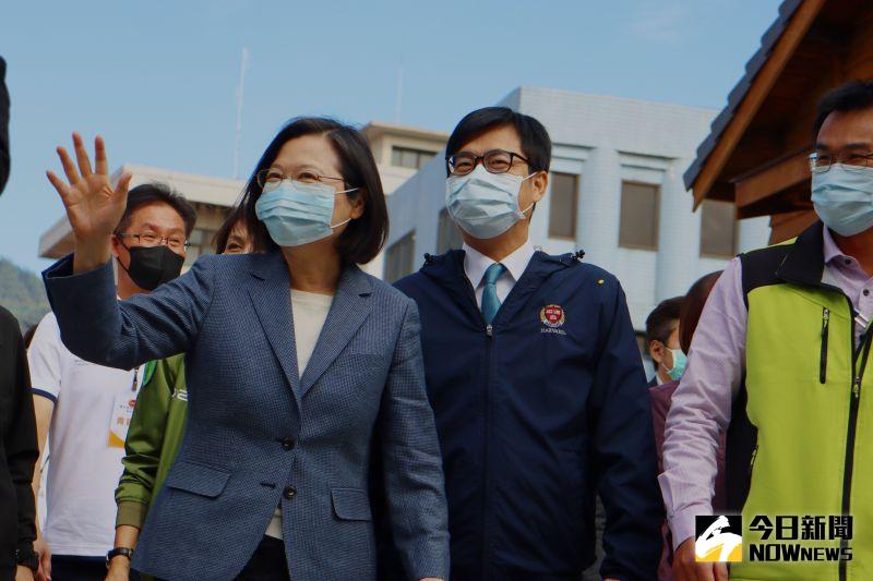 ▲高雄市長陳其邁陪同總統蔡英文參加「農民退休儲金制度開辦典禮」。(圖/記者鄭婷襄攝)