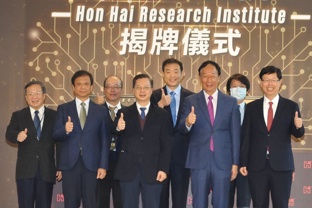 ▲鴻海研究院今（4）日舉行揭牌儀式，鴻海創辦人郭台銘（右3）致詞時表示，台灣發展不能只靠台積電一家護國神山，應該要多幾座。圖右1為董事長劉揚偉。（圖／林柏年攝，2021.1.4）