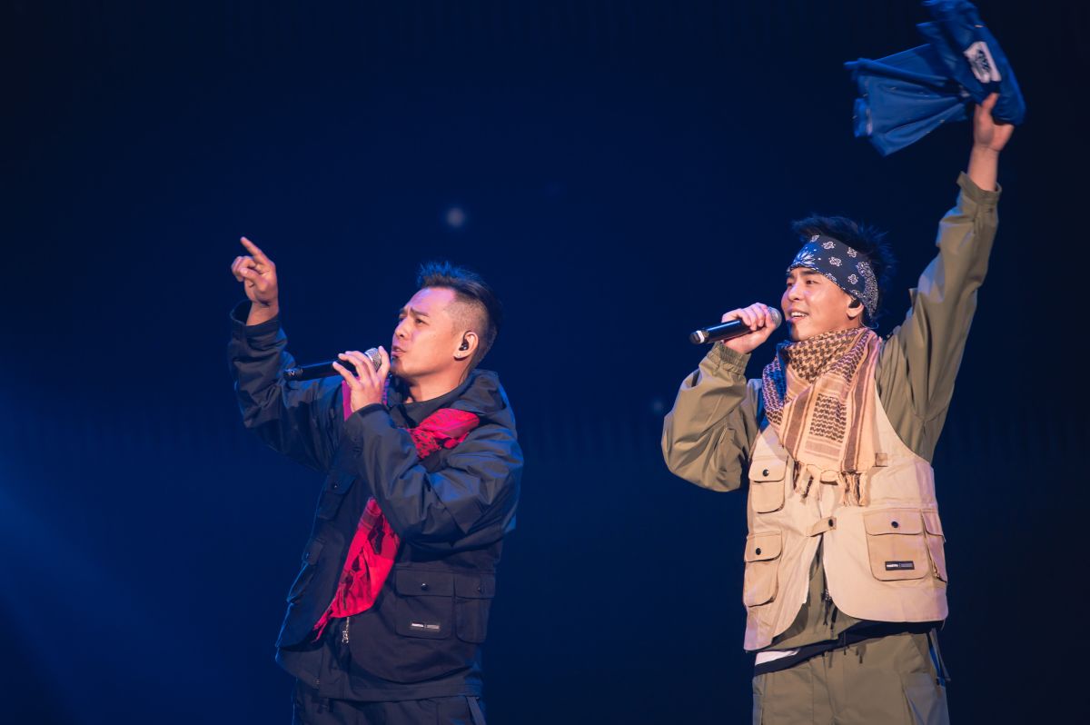 ▲竇智孔（左）、柯有倫獻歌給天上的小鬼。（圖／寬宏提供）