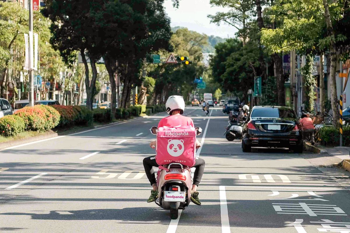 ▲針對外送員日前遭到台中一家知名鴨肉店辱罵一事，外送平台foodpanda官方今（4）日中午正式回應。圖為示意圖，非事件本人。（示意圖／foodpanda提供）